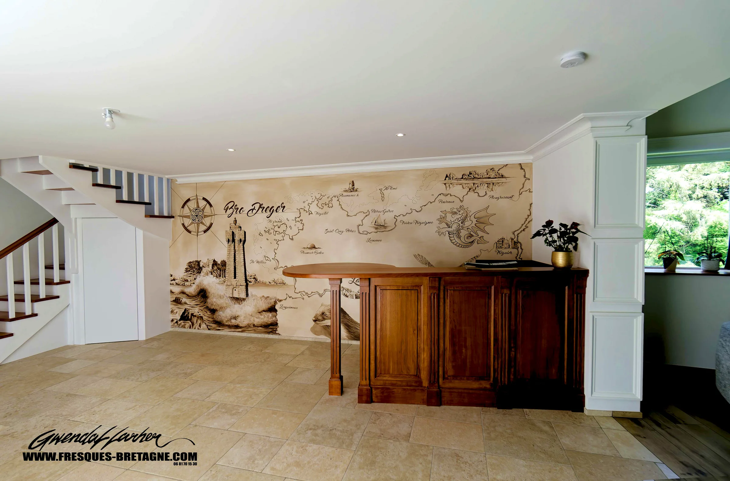Cartographie marine illustré peinte sur le mur d'un comptoir de bar dans un salon Lannion